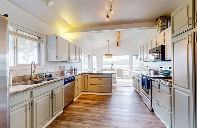 Home w/sunrise views over Discovery Bay, near town & Olympic NP- dog-friendly