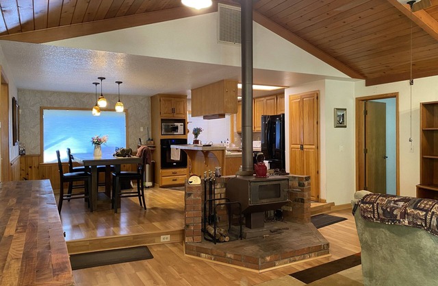 Home with cabin effect- private access to river