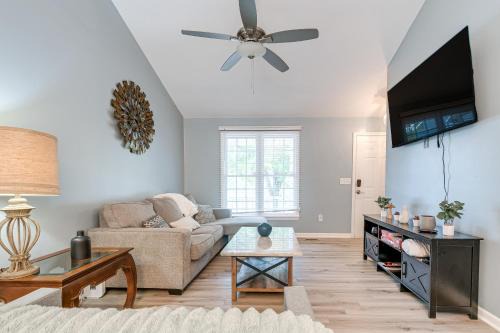 Home with Pet-Friendly Yard, 1 Mi to Dtwn Raleigh!