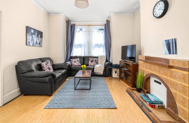 Homely 4-bedroom Home With 2 Baths & Free Parking