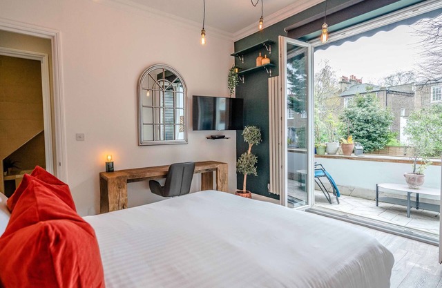 Homely Kentish Town Garden Apartment with Terrace