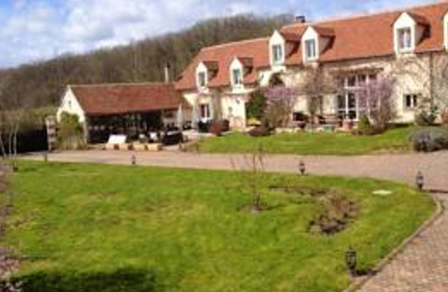 Homerez - House for 15 ppl. with jacuzzi and garden at Saint-Georges-sur-Baulche