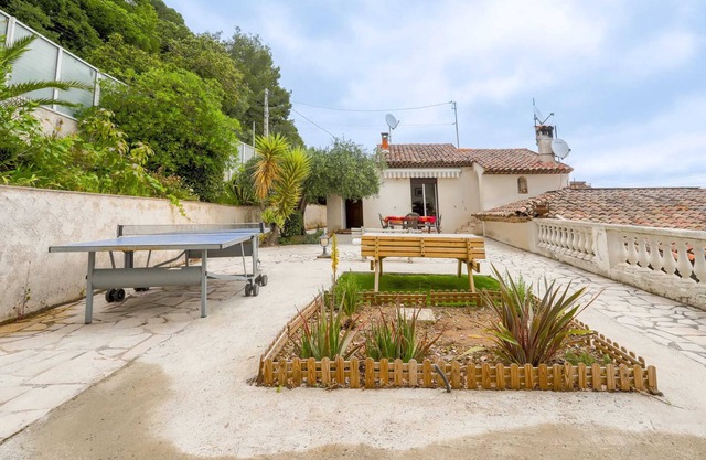 Homerez - 2 Bedroom Apartment with Sea View in La Gaude