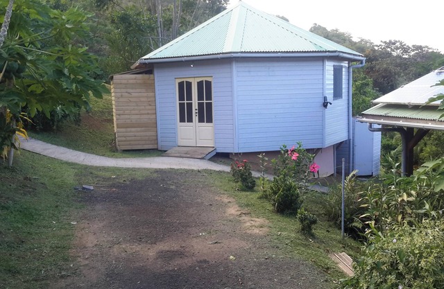 Homerez - Bungalow in Le Robert with pool