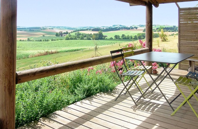 Homerez - Chalet for 4 ppl. with shared pool, garden and terrace at Pauilhac