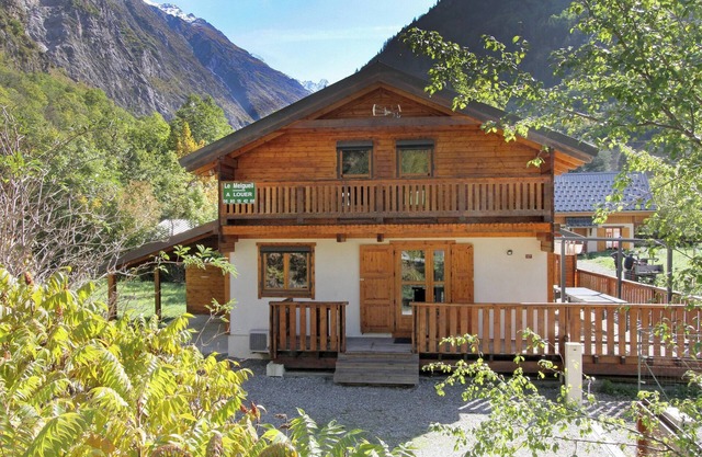 Homerez - Chalet in Venosc with Jacuzzi