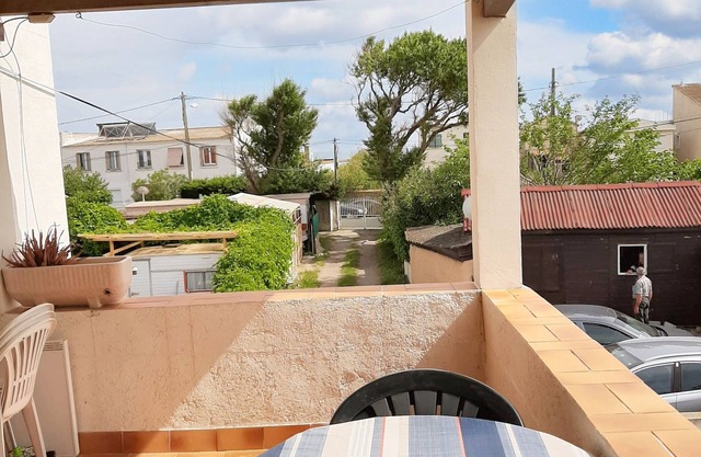 Homerez - Charming Apartment in Frontignan with Private Balcony