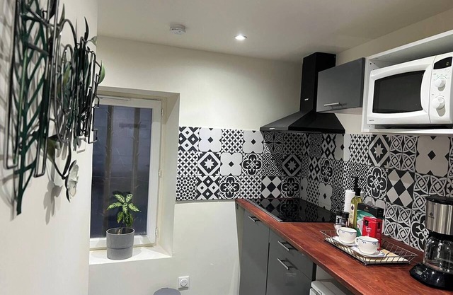Homerez - Charming Apartment in Stains with Balcony