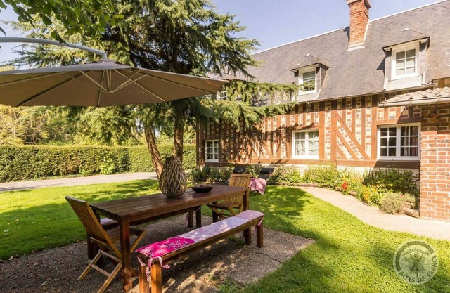 Homerez - Charming house in Annebault with fenced garden and barbecue