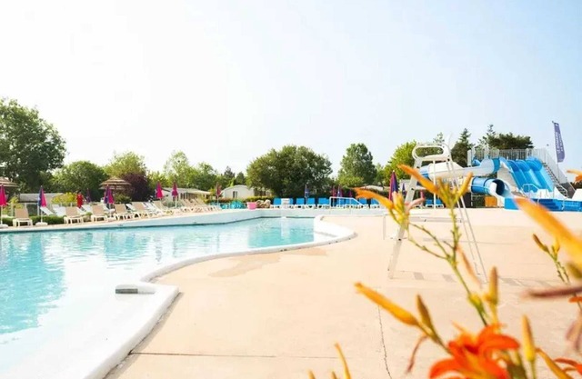 Homerez - Comfortable Bungalow in Onzain with Shared Pool