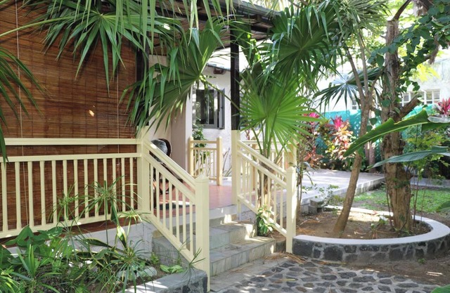 Homerez - Cosy House in Blue Bay with Private Parking and Terrace