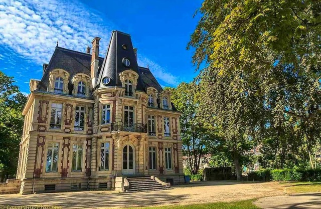 Homerez - Elegant villa with a private pool in Parmain