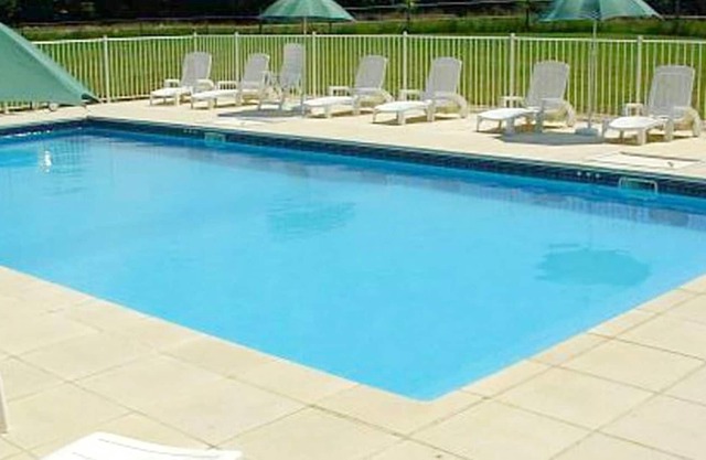 Homerez - Amazing house for 8 ppl. with shared pool at Saint-Vincent-la-Châtre
