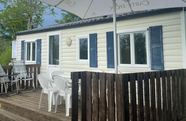 Homerez - House for 6 ppl. with shared pool and terrace at Argences en Aubrac