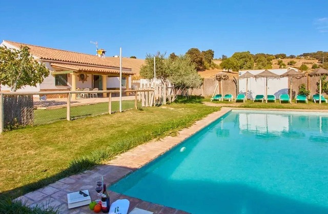Homerez - Luxurious Villa in Prado del Rey with Private Pool