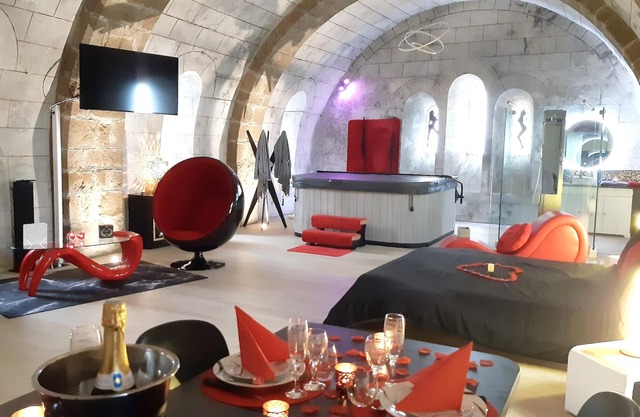 Homerez - Studio for 2 ppl. with jacuzzi and terrace at Ambrières-les-Vallées