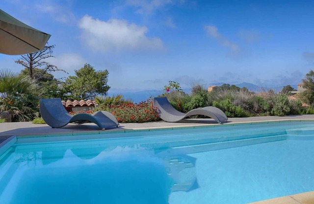 Homerez - Spacious Villa with Pool in Coti-Chiavari