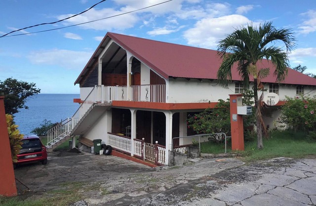 Homerez - Spacious House in Pointe-Noire with Sea View
