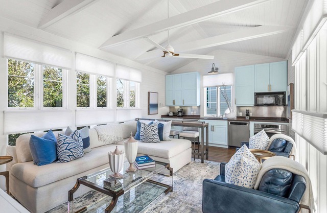 Honeymoon Cottage with Gulf View. 32 Steps to Beach, Community Pools, Bikes!