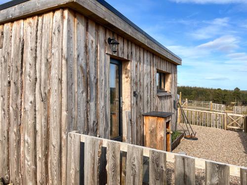 Honeysuckle Bale Cabin - Uk49073