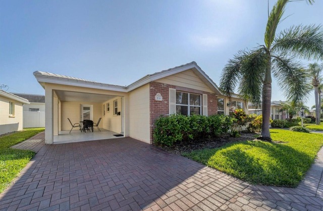 Horizons West Beachside Villa D-10 is a great 2 bedroom, 2 bath beachside villa!