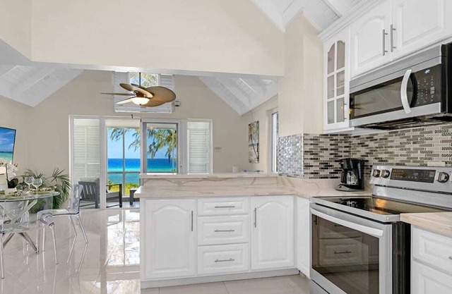 Hospitality Expert F36: Beach front, Pool & Chef