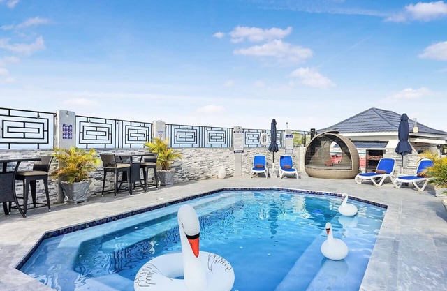 Hospitality Expert BTS 8: Pool, Beach & Bar