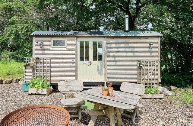 Host & Stay | Dipple Farm Shepherds Hut