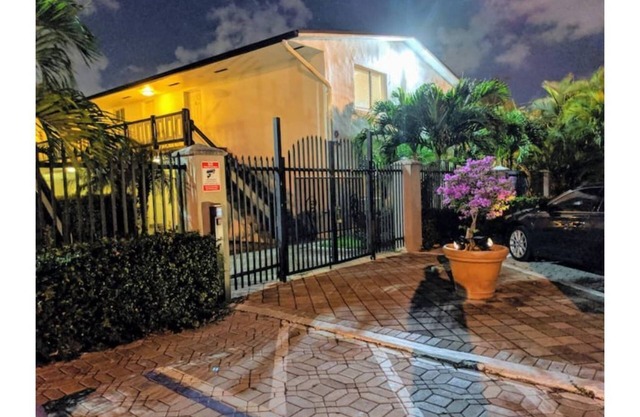 Hosted by Endless Summer Rentals - Apartment - B4
