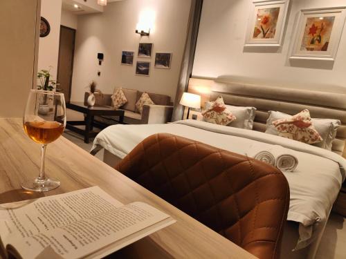 Hostie Asita - Studio Apartments with Pvt Kitchenette, Noida