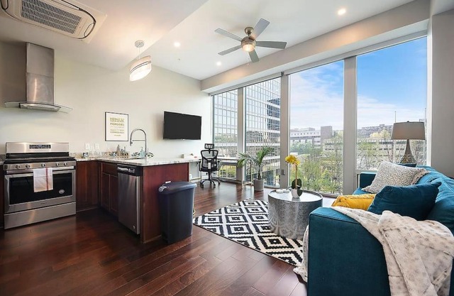 HostWise Stays - The Washington at Chatham - Free Parking, Great Views, Across from PPG Arena