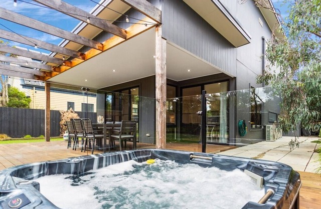 Hot Tub/4Bdr, 2Ba Family Home