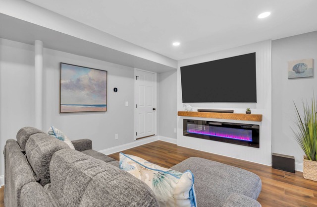 Hot Tub. Arcade Room. King Bed+ 2 Full Size Beds w/linens+towels provided.