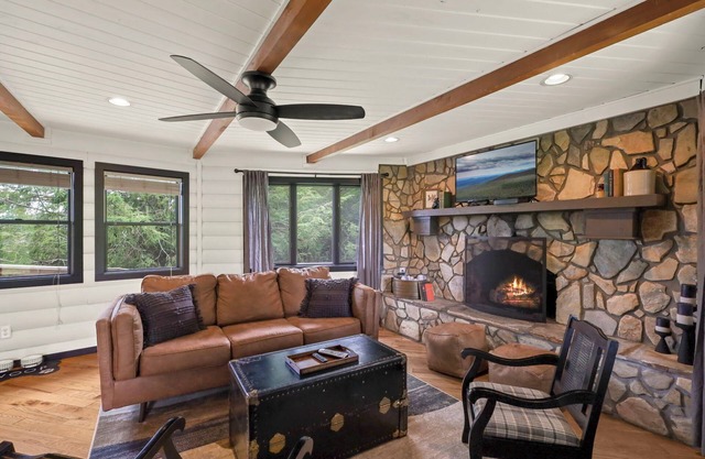 Hot tub! Bunks! Fireplace! Close to Downtown Boone and Skiing! Dog Friendly!