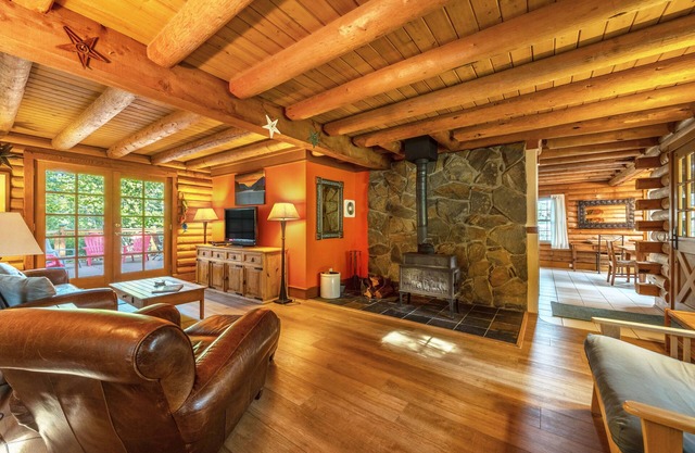Hot Tub! Cozy Log Cabin, Perfect Hood River Getaway!