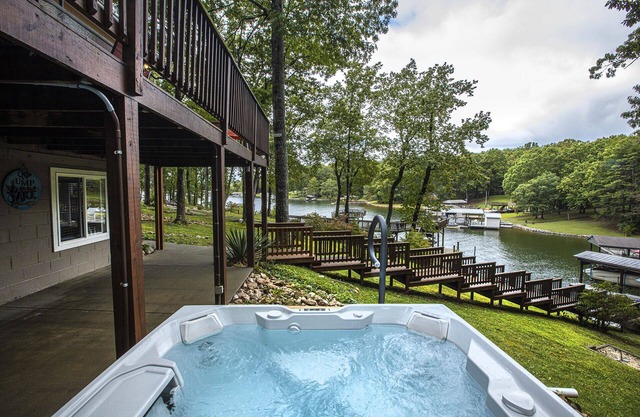 Hot tub, Dock, Fire Pit, Dog Friendly, Golf,