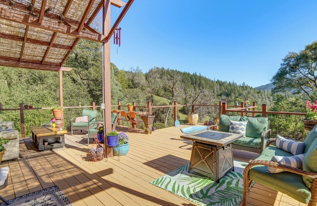 Hot Tub + Fire Pit: Secluded Dos Rios Escape!
