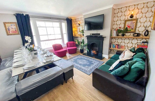 Hot Tub Hideaway - by Brighton Holiday Lets