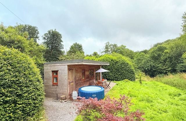Hot Tub Hideaway- The Nature’s Nook Retreat- Rural Carmarthen