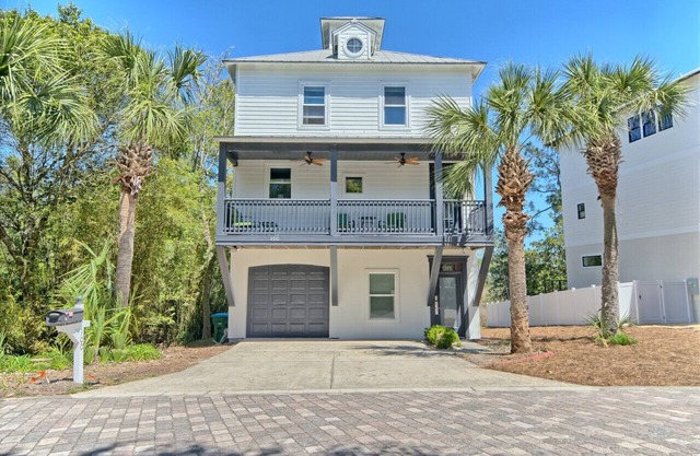 Hot Tub Large Home Great Views and Steps to Beach