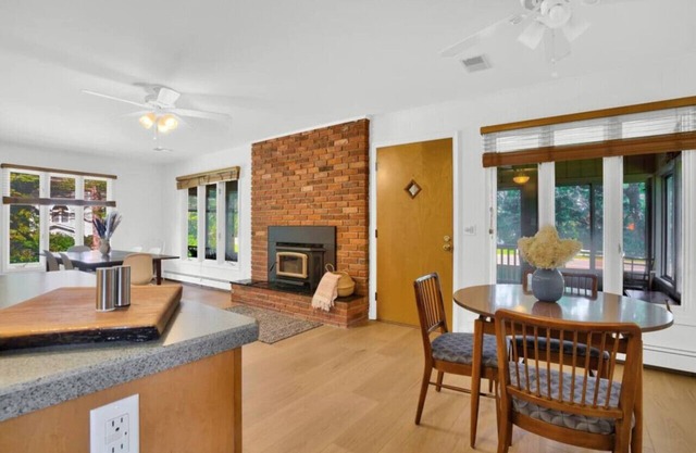 Hot Tub Open! Cozy lakeview Home w Great Beach!