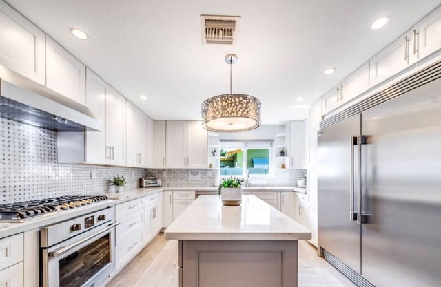 HOT TUB+POOL TABLE! WALKING DISTANCE TO BEACH!