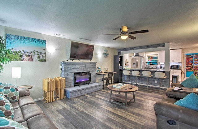 Hot Tub & Theater Room: Tropical Springfield Home