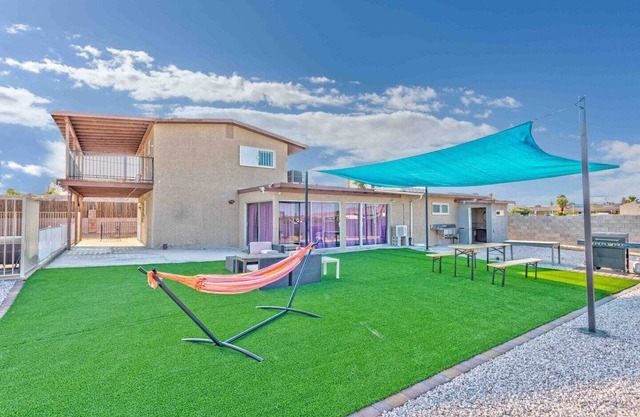 hot villa with multi Family games with indoor hot tub spa for 6