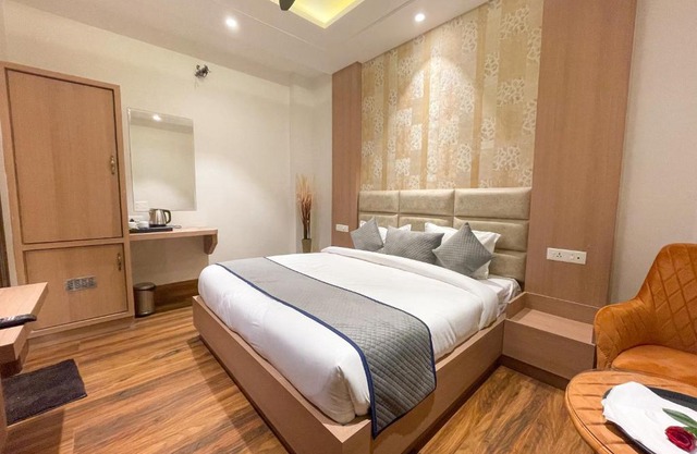 Hotel Crown Savoy, Near Railway Station & GURU NANAK DEV UNIVERSITY