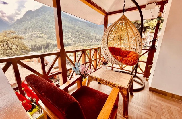 Hotel Hollywood - Top Rated & Most Awarded Property in Manali