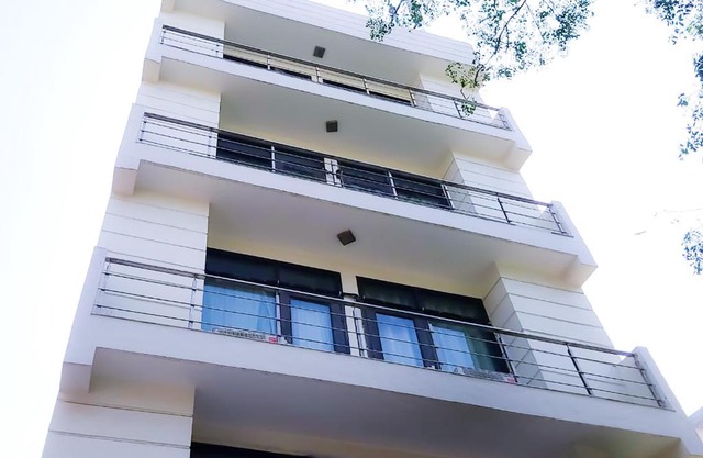 Hotel In CR Park