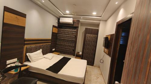 Hotel O The Lake Regency