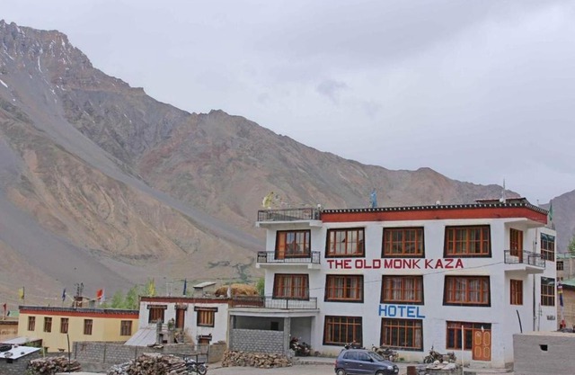 Hotel Old Monk, Kaza