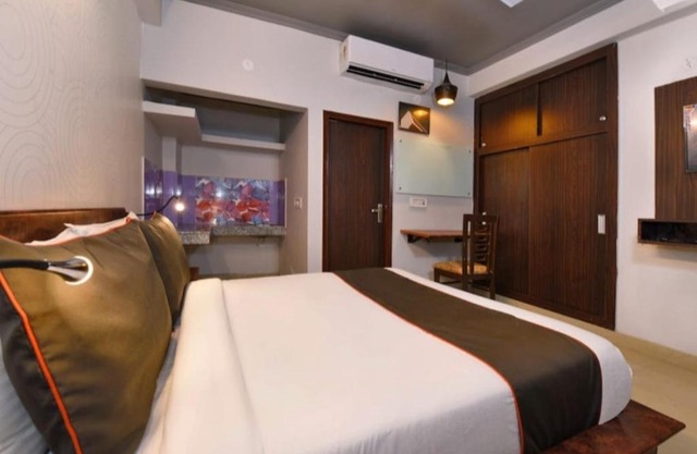 Hotel R R Suites By WB Inn